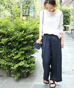 今年流行のスポーティサンダルを大人っぽく品よく履きこなす方法