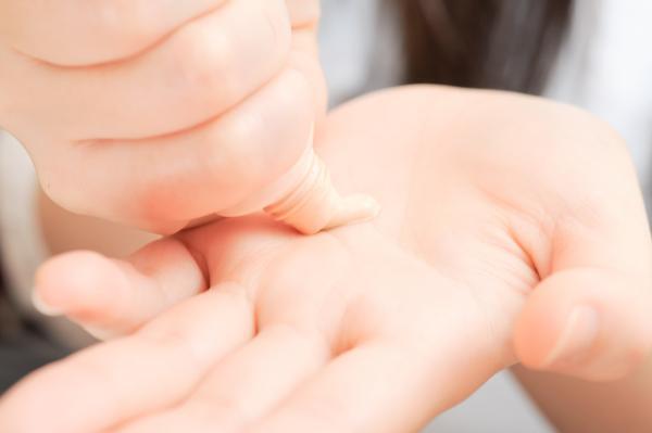 ナチュラルメイクの仕上がりが絶品に！ファンデを「指先」で上手に扱うには？