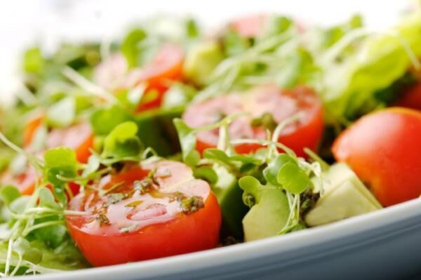 スラッとしたフランス美女の主食サラダ「タブレ」の簡単レシピって？