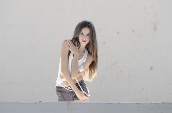 秋気分で「無地の白Tシャツ」を着こなすには？大人かわいい残暑コーデはこれ！