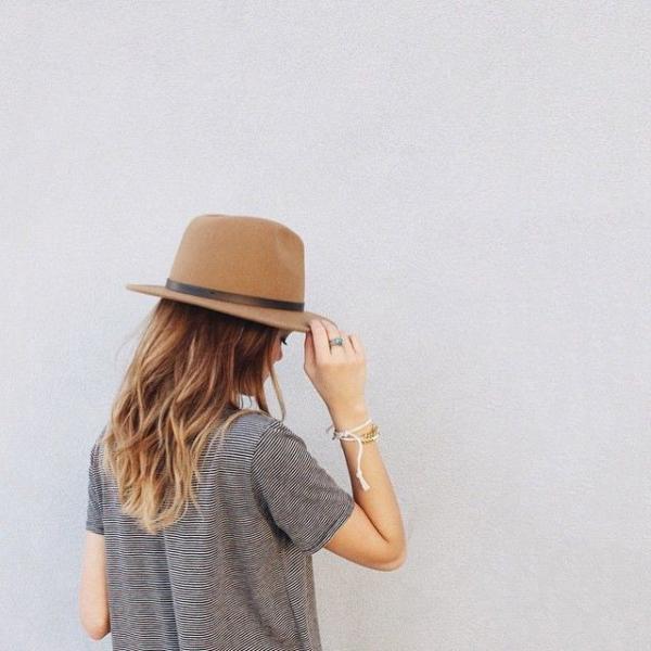 秋気分で「無地の白Tシャツ」を着こなすには？大人かわいい残暑コーデはこれ！