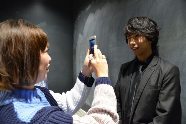 【床ドンまで!?・・・ドキドキ】イケメンと撮影できる無料サービスを使ってみた！