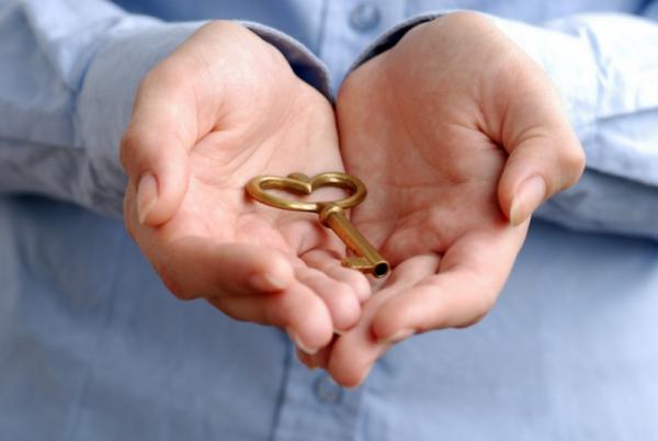 「俺、実はゲイなんだ・・・」両親にもカミングアウトできない事情って？