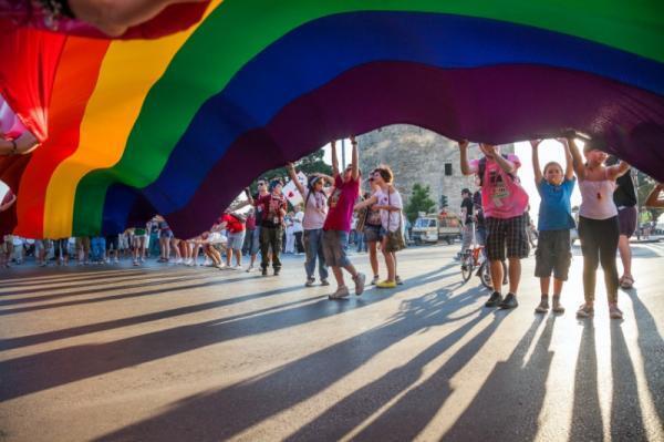 「俺、実はゲイなんだ・・・」両親にもカミングアウトできない事情って？