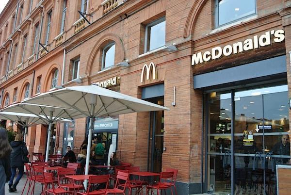 フランスのマクドナルドに潜入取材！ダブルチーズバーガーセットは●千円!?　～アートなインテリアが素敵なTVでなかなか見られないフランスのマック！～