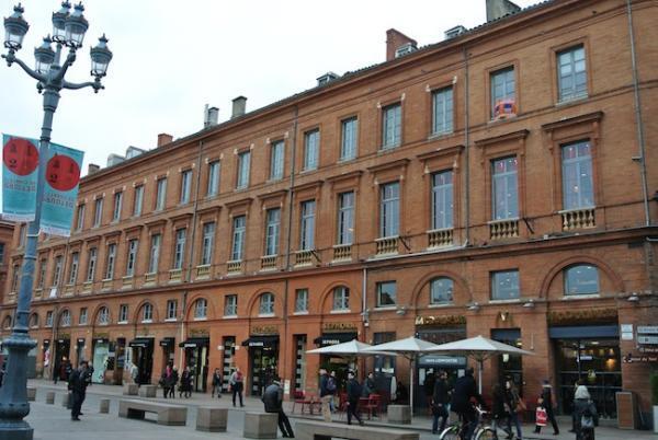 フランスのマクドナルドに潜入取材！ダブルチーズバーガーセットは●千円!?　～アートなインテリアが素敵なTVでなかなか見られないフランスのマック！～