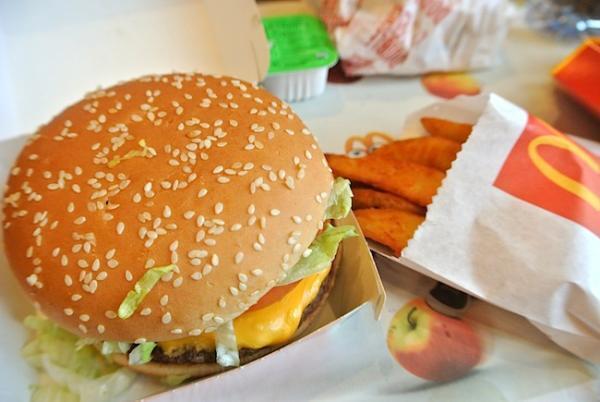 フランスのマクドナルドに潜入取材！ダブルチーズバーガーセットは●千円!?　～アートなインテリアが素敵なTVでなかなか見られないフランスのマック！～