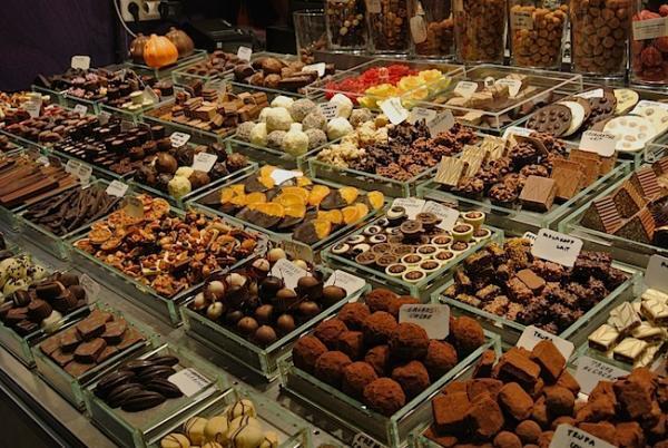 まるで宝石のようにディスプレイされた色とりどりのボンボン・ショコラ【私をしあわせにしてくれる1000のアイテム】＃0004