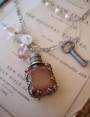 使えるから捨てないで！可愛い香水ボトルの斬新な活用法