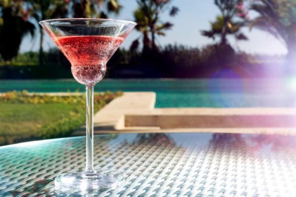 【素敵な休日】おしゃれなバカンス気分になれる「簡単ワインカクテル」4選