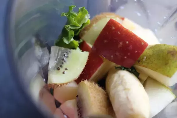 ぽっこりお腹にさようなら！果物の食物繊維たっぷりグリーンスムージー