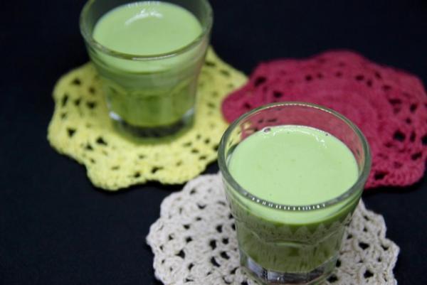 朝の栄養チャージに！抹茶と甘酒の和風スムージー