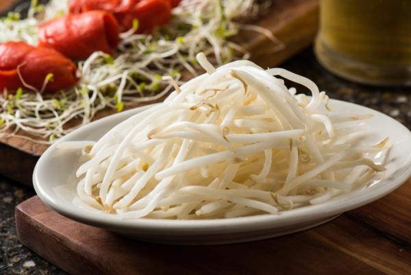 【衝撃】そんな食べ方があったか！海外で人気の「もやし」アレンジ術