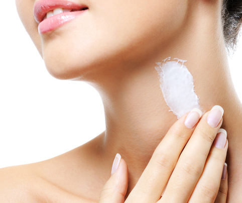 老けて見える原因は首!? 今すぐ実践すべき首のシワを防ぐ3つの方法とは？