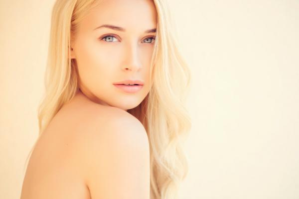 春は肌も衣替えしない？失敗しない大人のすっぴん風ツヤ肌ベースメイク術