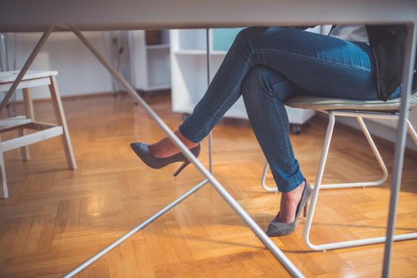 むくみでどんどん太く!? オフィスで簡単スッキリふくらはぎの作り方