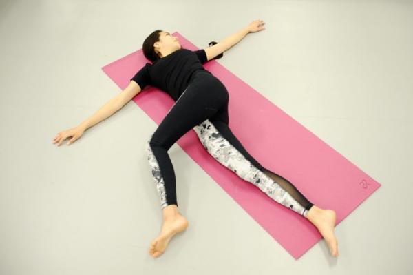 1日1回で体が変わる!? ズボラでも続けられる朝・昼・晩の簡単ヨガ