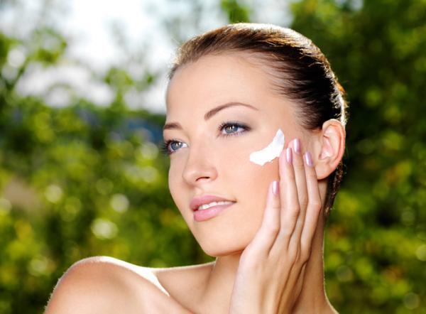 家の中のすっぴんには要注意！未来のシワ・たるみを防ぐUV対策とは？