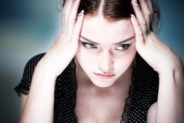 お疲れ顔の原因は目元にあり！疲れ目・クマに効果抜群のデイリーケア法