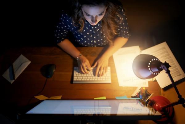 お疲れ顔の原因は目元にあり！疲れ目・クマに効果抜群のデイリーケア法