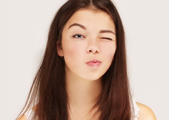 お疲れ顔の原因は目元にあり！疲れ目・クマに効果抜群のデイリーケア法