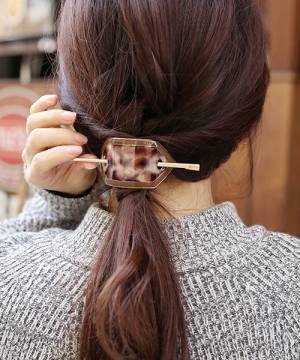 アレンジにオン♡一瞬でおしゃれヘアになる「シェル素材ヘアアクセ」3選