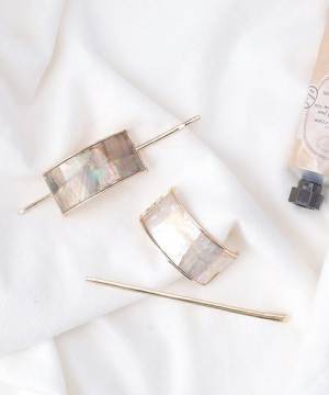 アレンジにオン♡一瞬でおしゃれヘアになる「シェル素材ヘアアクセ」3選