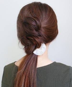 アレンジにオン♡一瞬でおしゃれヘアになる「シェル素材ヘアアクセ」3選