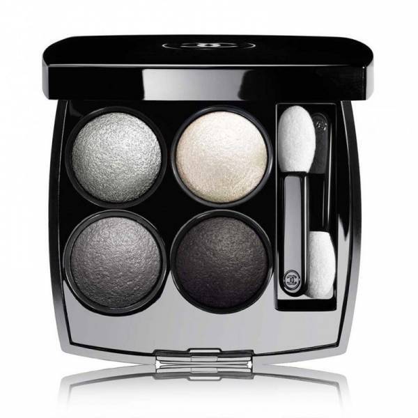 秋トレンドはクールアイ♡色気たっぷりの目元を作るスモーキーコスメ3選