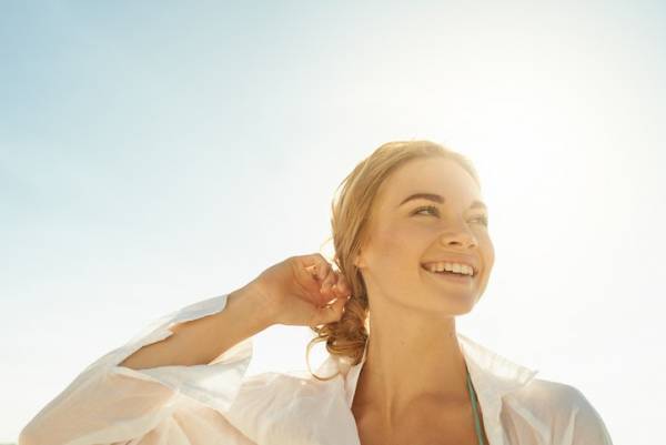 ヘルシー美人には太陽が必須！フランス人に「日焼け肌」が愛される秘密とは？