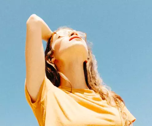 ヘルシー美人には太陽が必須！フランス人に「日焼け肌」が愛される秘密とは？