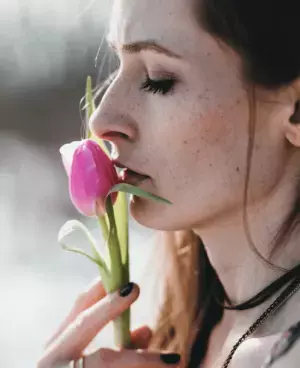 目の下のシワが改善！？エイジレスな目元に導くトマトの驚くべき美容効果とは