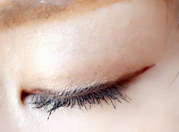 色気の秘密は目元にアリ♡大人でもOK「赤みアイライナー」の使い方