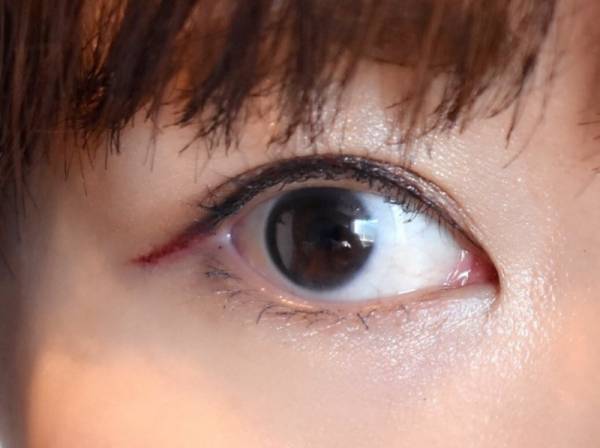 色気の秘密は目元にアリ♡大人でもOK「赤みアイライナー」の使い方