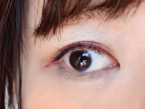 色気の秘密は目元にアリ♡大人でもOK「赤みアイライナー」の使い方