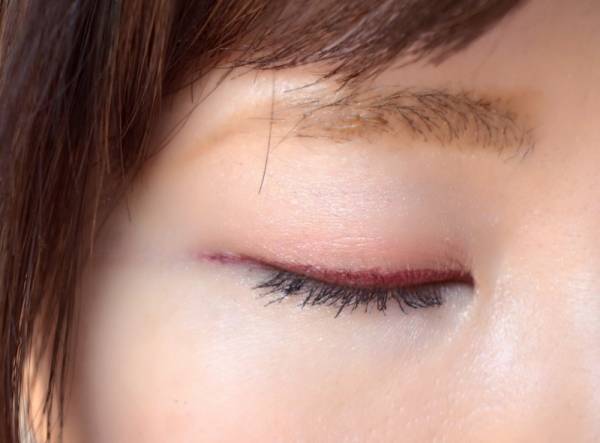 色気の秘密は目元にアリ♡大人でもOK「赤みアイライナー」の使い方