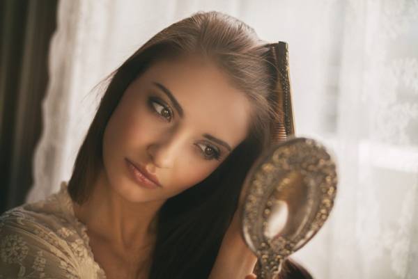 【30代必見】黒髪をキープしたい…！白髪の防止法と効果的な食べ物って？