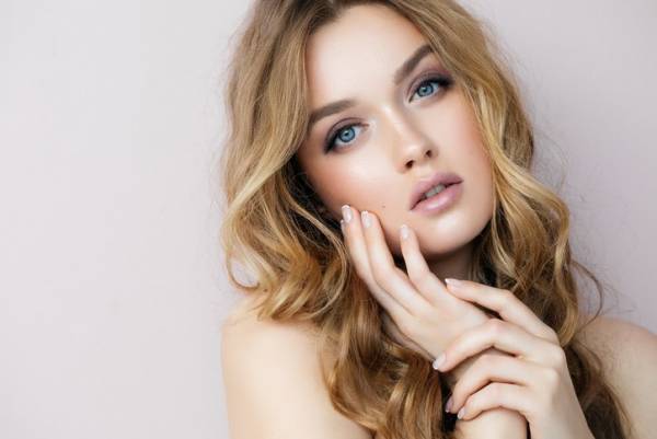 もうシミ・くすみに悩まない！透明感のある白肌を手に入れる最強美白コスメ