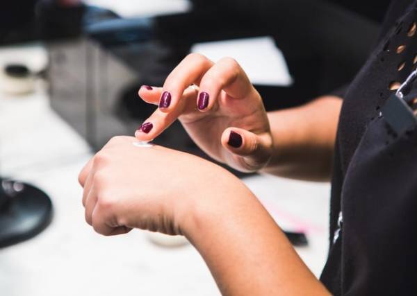 化粧下地、自己流の塗り方じゃダメ!?正しい使い方・順番で女度アップ