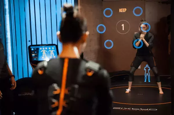 菜々緒ボディも夢じゃない!?たったの15分でトレーニングできる次世代ジム「SIXPAD STATION」って？