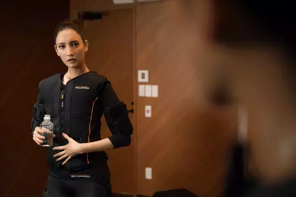 菜々緒ボディも夢じゃない!?たったの15分でトレーニングできる次世代ジム「SIXPAD STATION」って？