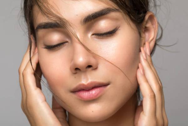 乾燥から肌をカバー！いま話題の潤い化粧水＆美容液4選