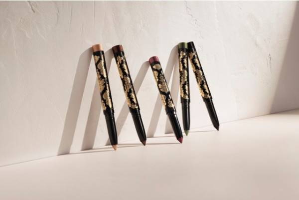 マスク中の目元印象を華やかにグレードアップ！新作アイメイクで彩りとツヤを