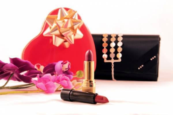 【2024年バレンタインコスメ特集】華やかな赤やハートモチーフに注目！