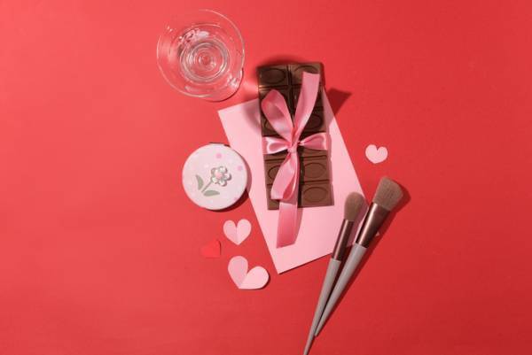 【2024年バレンタインコスメ特集】華やかな赤やハートモチーフに注目！