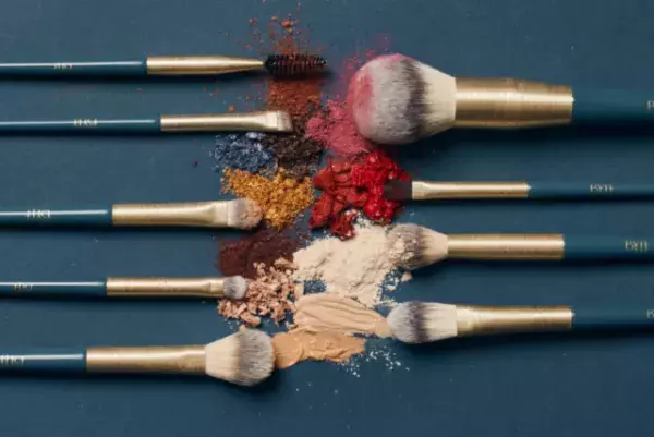 AMBITION MAKE UP BRUSH