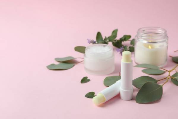 外出先でもうるツヤ肌をキープできる《スティック美容液3選》