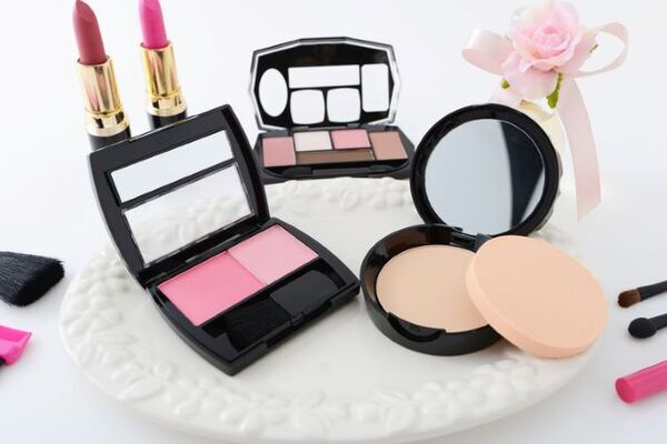 ホリデーシーズンに活躍！心ときめく華やかなピンクコスメ【2024年】