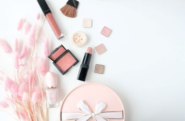 《2025年スプリングコスメ》淡くシャイニーな春色で目元と唇を彩る