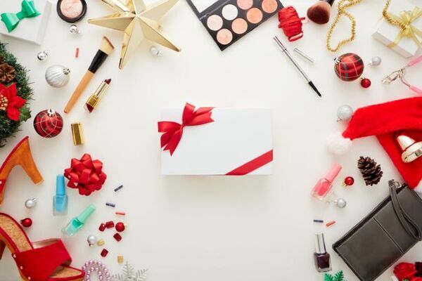 《2025年クリスマスコフレ》ロマンティックなホリデーメイクが楽しめるコスメセット3選